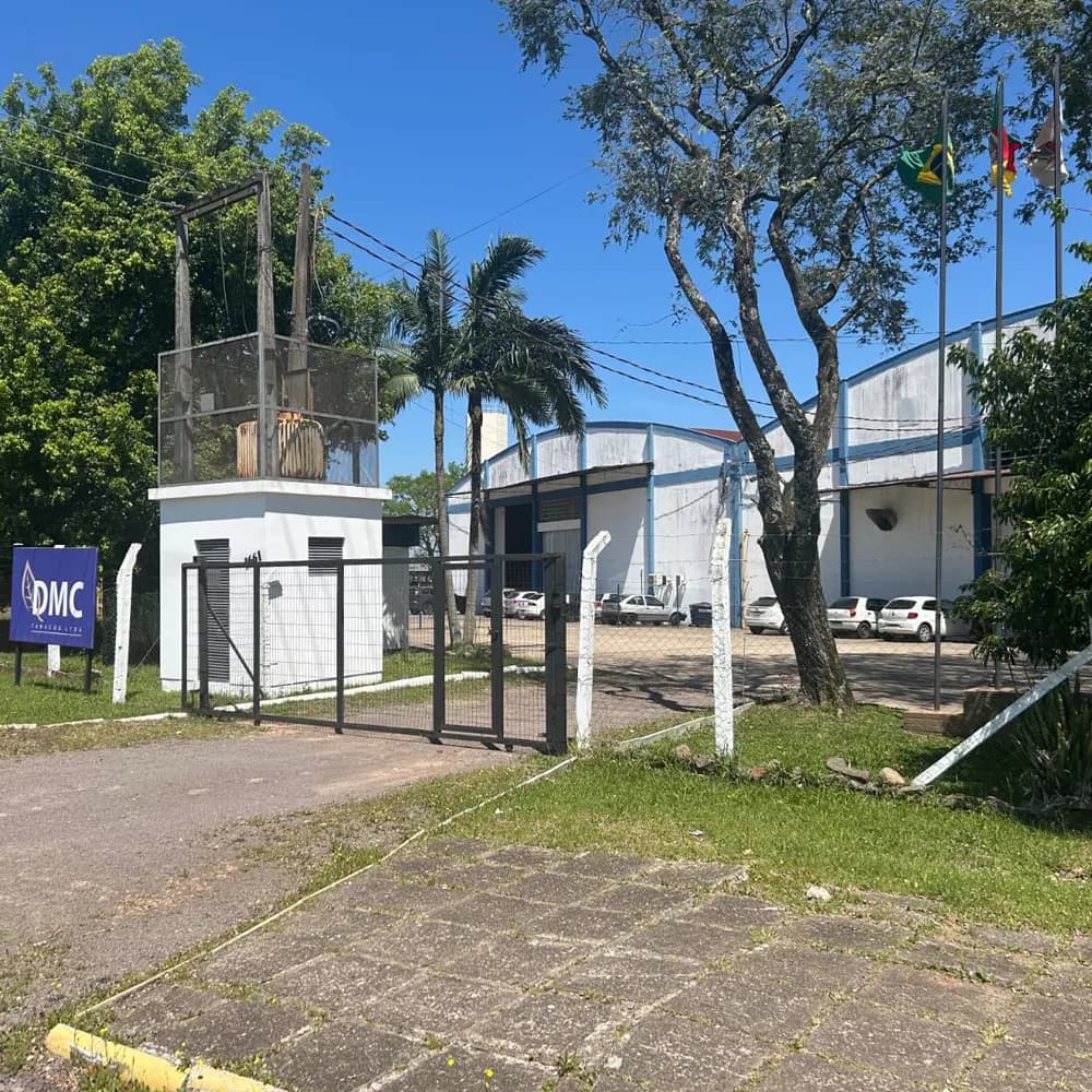 Entrada da DMC Tabacos com a placa da empresa