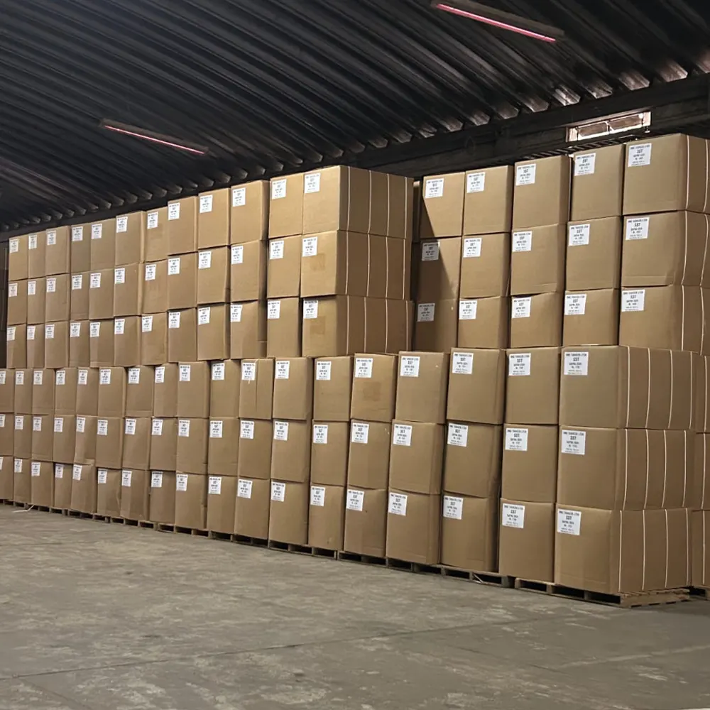 Caixas com etiquetas da DMC Tabacos empilhadas em armazém