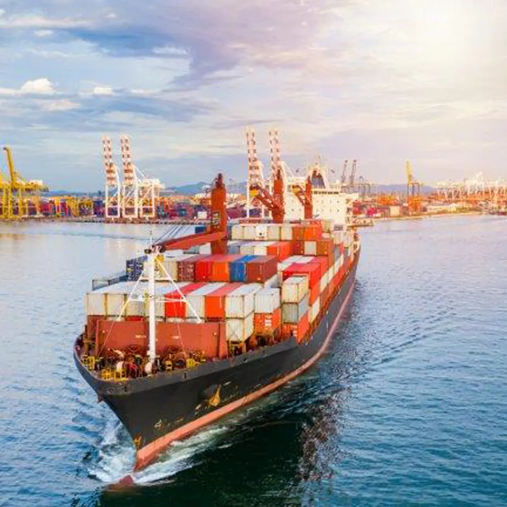 Navio de carga em porto